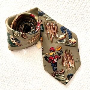 NWT Warner Brothers Looney Toons sports Silk Tie. Bugs Bunny, Daffy Duck, WylieC